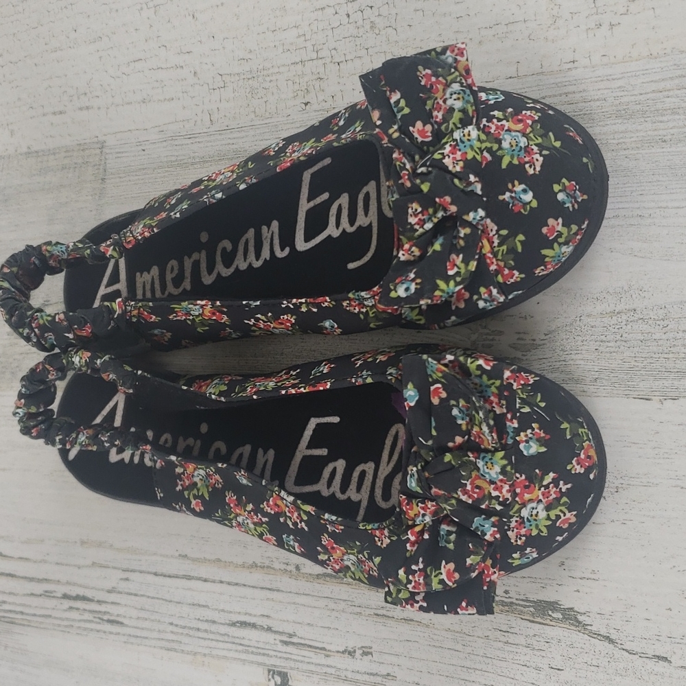 American Eagle black floral slipon ballet flats w bow elastic back heel Size 6